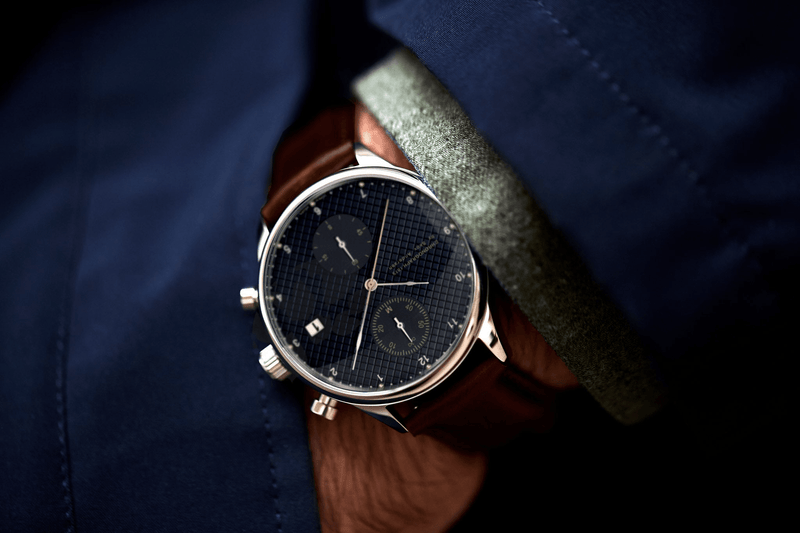 1815 AV86 Chronograph – en vintage-inspireret luksuschronograf med Sapphire Crystal, struktureret urskive og brun læderrem