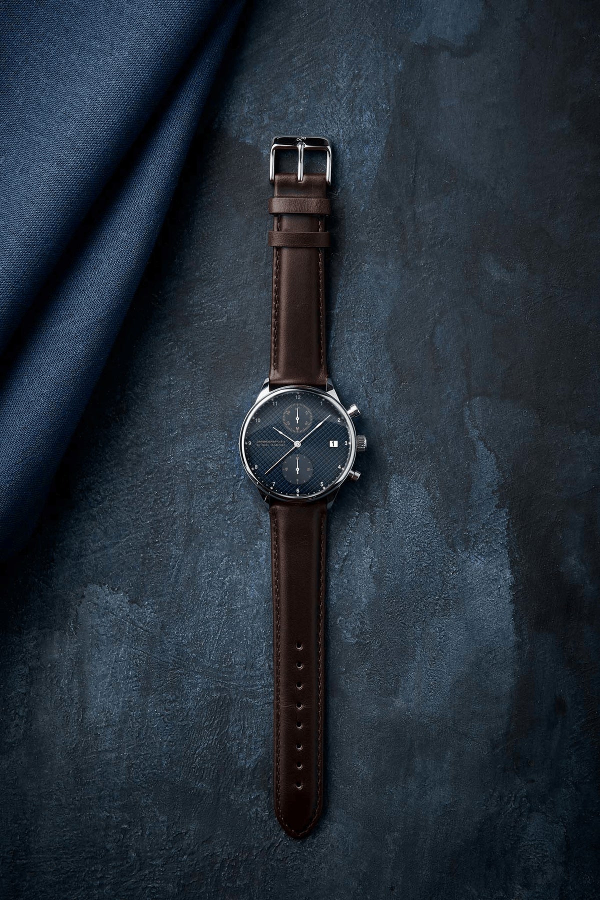 AV86の「1815 Chronograph」は、Sapphire Crystal、テクスチャード加工の文字盤、ダークカラーのベースにブラウンのレザーストラップを組み合わせた、ヴィンテージ風のクロノグラフです。