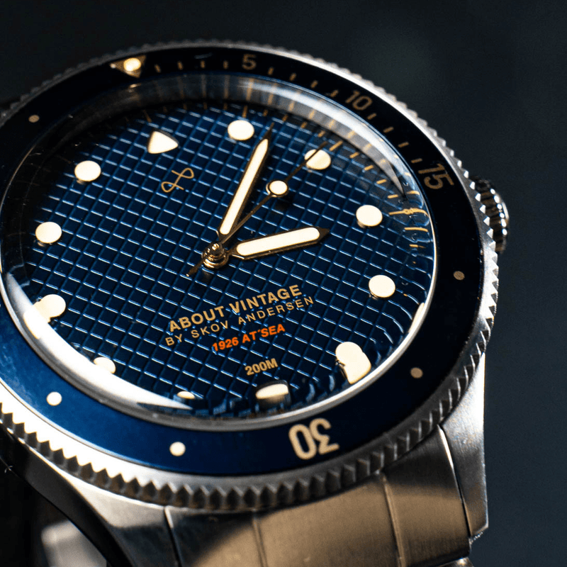1926 At'sea Blue Turtle Vintage fra AV86 – vintage-inspireret dykkerur med Sapphire Crystal, vandtæthed ned til 200 m og metalarmbånd