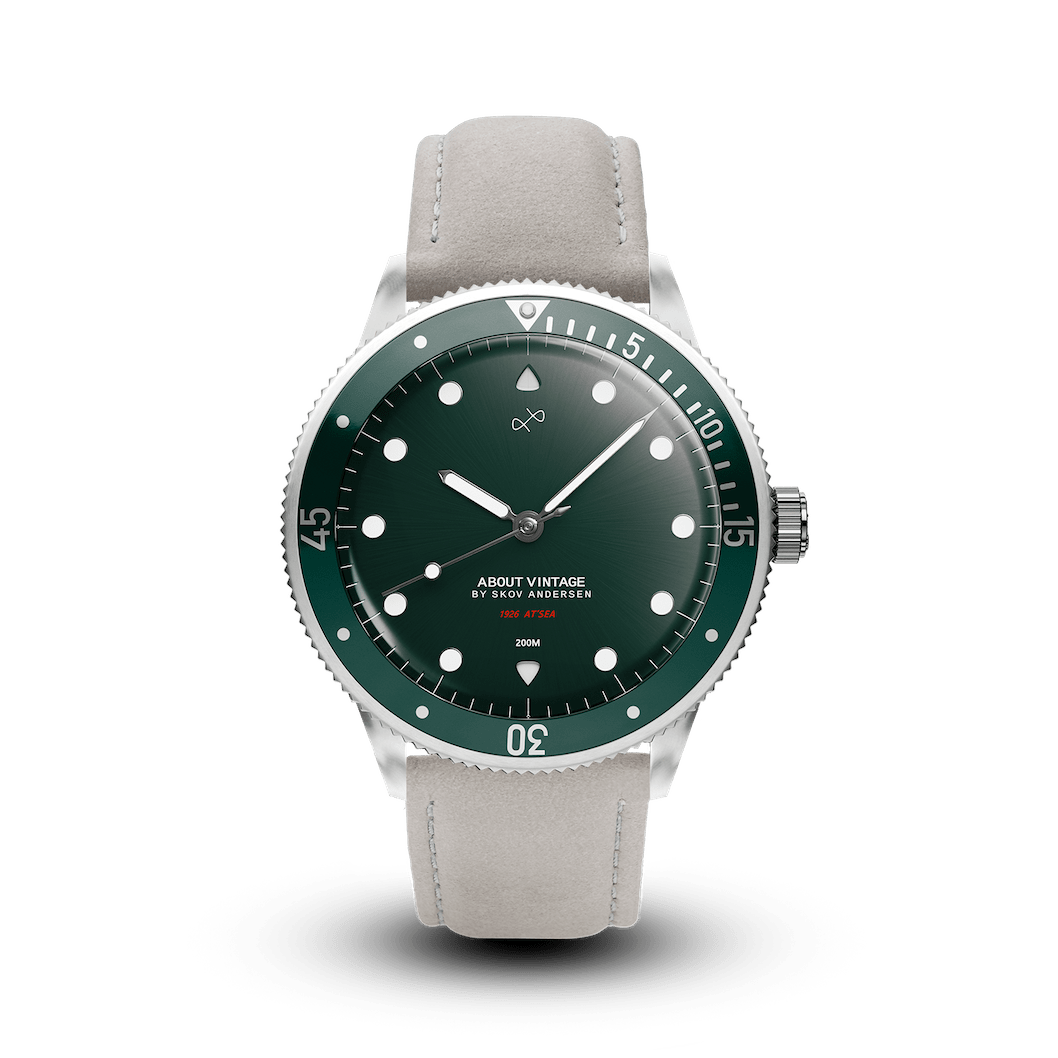 1926 At'sea fra AV86 Watch – luksuriøst dykkerur med grøn urskive med solstrålefinish, Sapphire Crystal, kompasring og lys læderrem