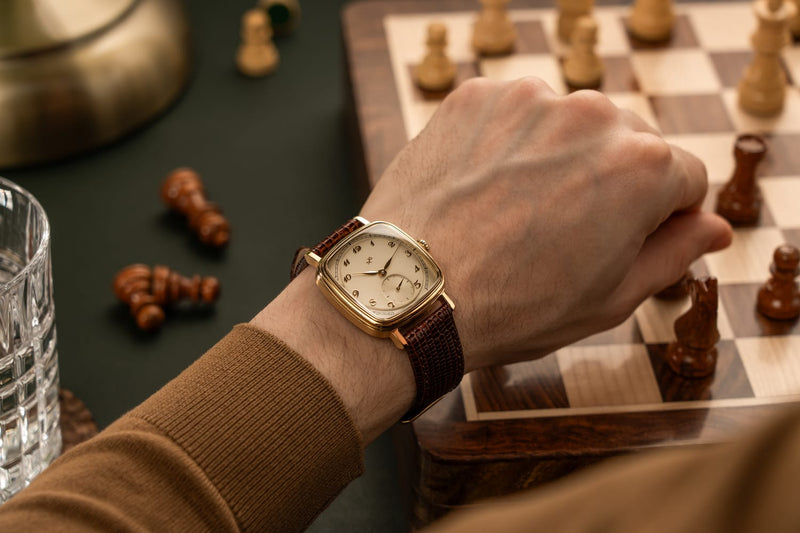 Amalfi Mechanical fra 1954 af AV86 med vintage urskive, poleret kasse i cushion-form, lille sekundviser, Sapphire Crystal og struktureret læderrem, som er blevet brugt under skakpartier