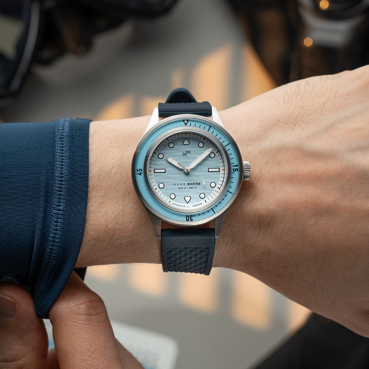 Modèle « Marine » de 1956 par AV86 : montre de plongée d'inspiration vintage avec lunette à boussole, verre saphir et bracelet en caoutchouc texturé au poignet