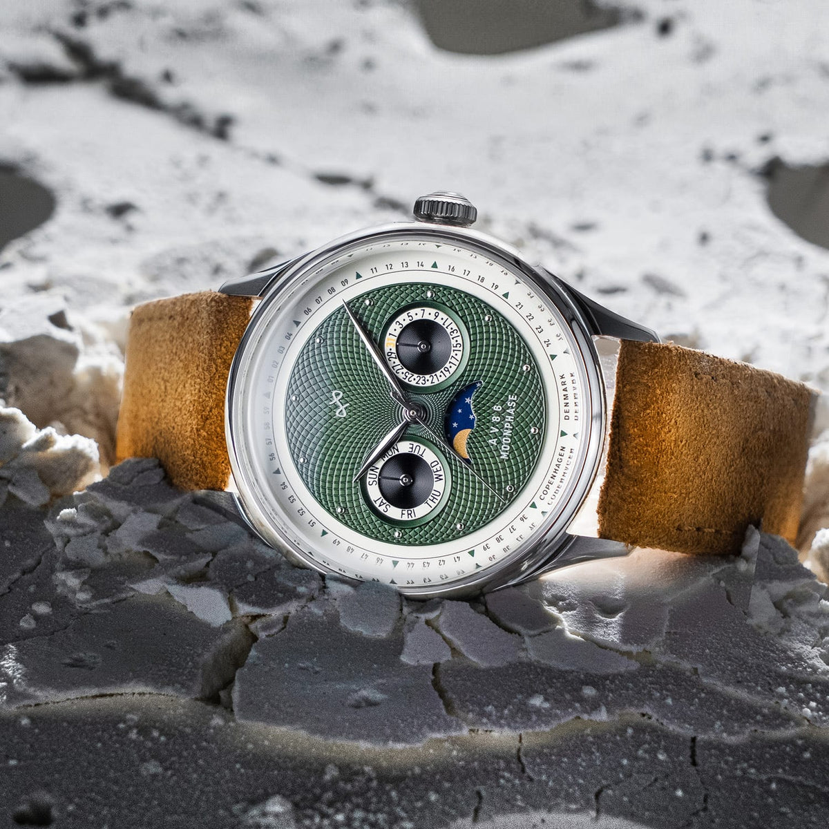AV86製「1968 Moonphase」高級ムーンフェイズ時計。テクスチャー加工の文字盤、Sapphire Crystal、柔らかなブラウンのスエードストラップを採用しています。