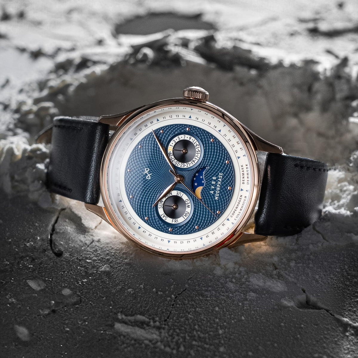AV86製「1968 Moonphase」:サファイアクリスタル、ギョーシェ装飾の文字盤、ブラックレザーストラップを備えた高級ムーンフェイズ時計