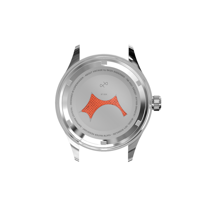 1971 Stagediver, Schwarz – 39 mm von AV86, mit einem Gehäuseboden aus Edelstahl mit Details und einem orangefarbenen, strukturierten Element