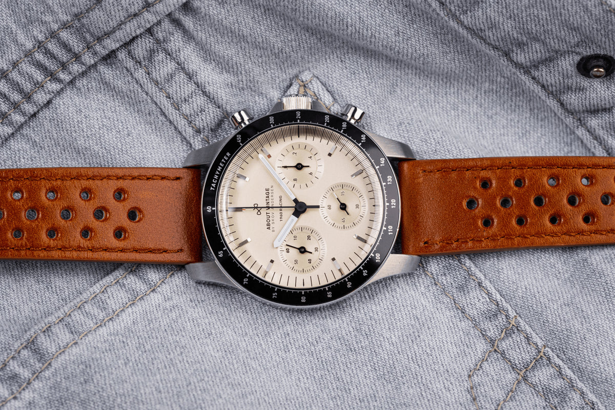 AV86의 1960 Racing Chronograph: Sapphire Crystal, 타키미터 베젤, 그리고 천공 처리된 브라운 가죽 스트랩이 특징인 빈티지 스타일의 Chronograph