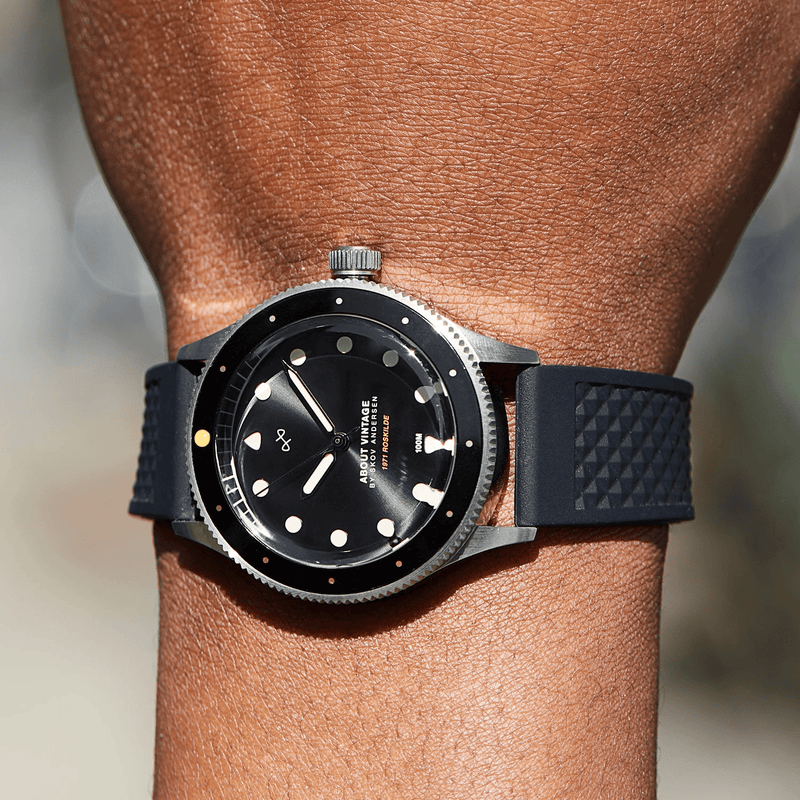 1971 Stagediver 39 mm von AV86 – eine im Vintage-Stil gehaltene Taucheruhr mit Saphirglas, drehbarer Lünette und strukturiertem Kautschukarmband