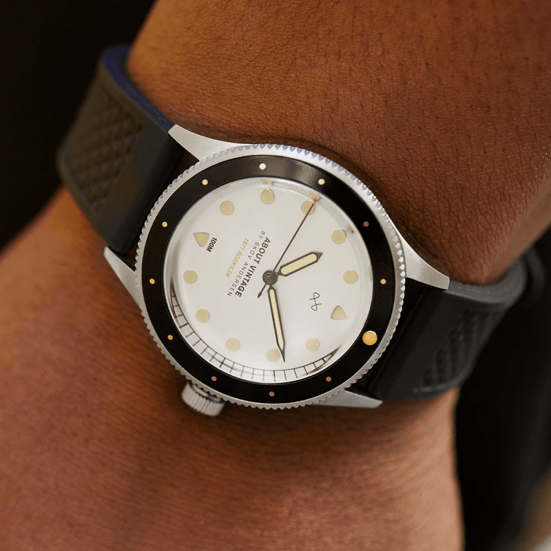 1971 Stagediver, 39 mm von AV86 – eine im Vintage-Stil gehaltene Taucheruhr mit Saphirglas, drehbarer Lünette und strukturiertem Kautschukarmband