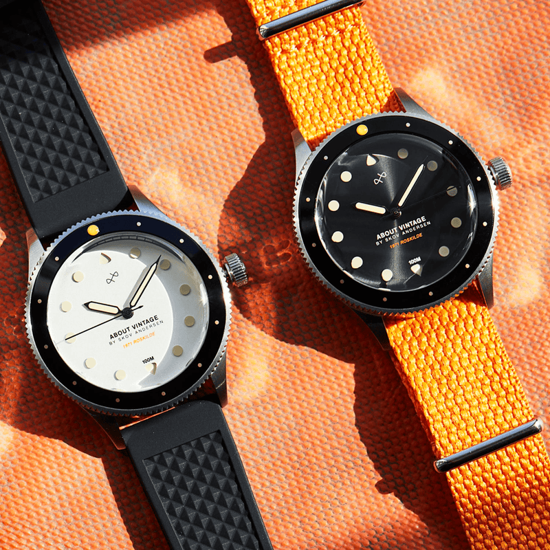 1971 Stagediver, Schwarz – 39 mm von AV86: Vintage-inspirierte Taucheruhr mit Saphirglas, Kompass-Lünette und strukturiertem orangefarbenem Stoffarmband