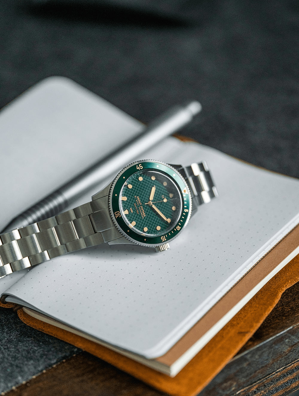1926 At'sea, Green Turtle Vintage – 39 mm dykkerur fra AV86 med Sapphire Crystal, struktureret urskive og metalarmbånd