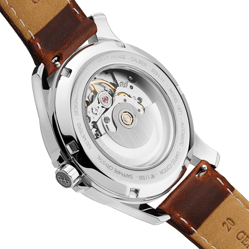 1971 Automatik, Nachtblau – Swiss Made von AV86, mit Sichtgehäuse, Automatikwerk und braunem Lederarmband