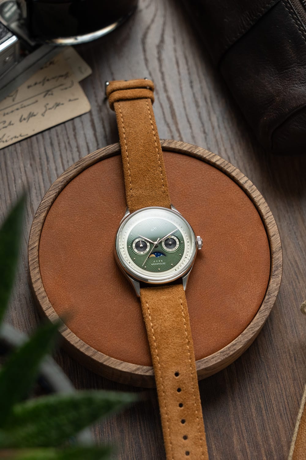1968 Moonphase。ヴィンテージ風のグリーンギョーシェ装飾文字盤、ムーンフェイズ機能、Sapphire Crystal、AV86製のタンカラーのスエードレザーストラップを採用しています。