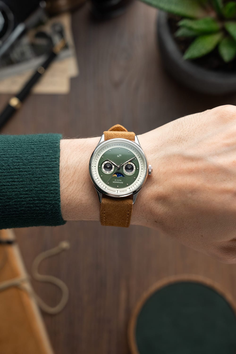 AV86の「1968 Moonphase」は、ヴィンテージ風のムーンフェイズ文字盤、Sapphire Crystal、そして北欧のミニマルスタイルを取り入れたブラウンレザーストラップが特徴です