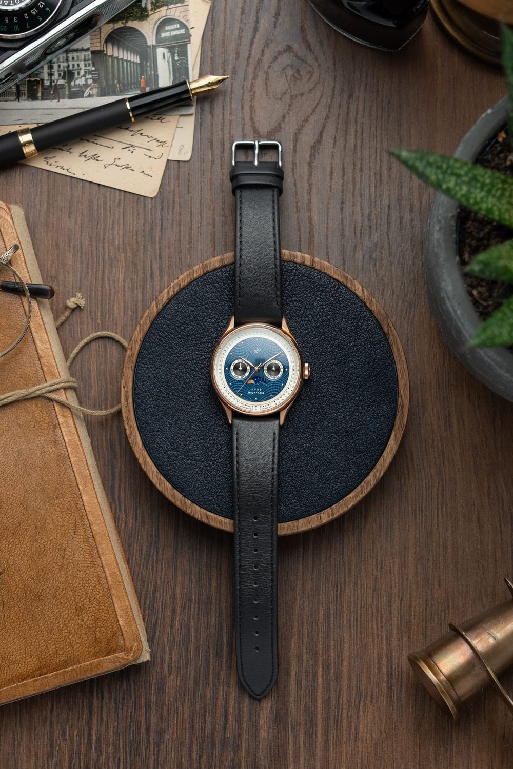 AV86製 1968 Moonphase、ローズゴールド/ダークブルー。Sapphire Crystal、レザーストラップ、ヴィンテージ風文字盤を備えた高級ムーンフェイズ時計