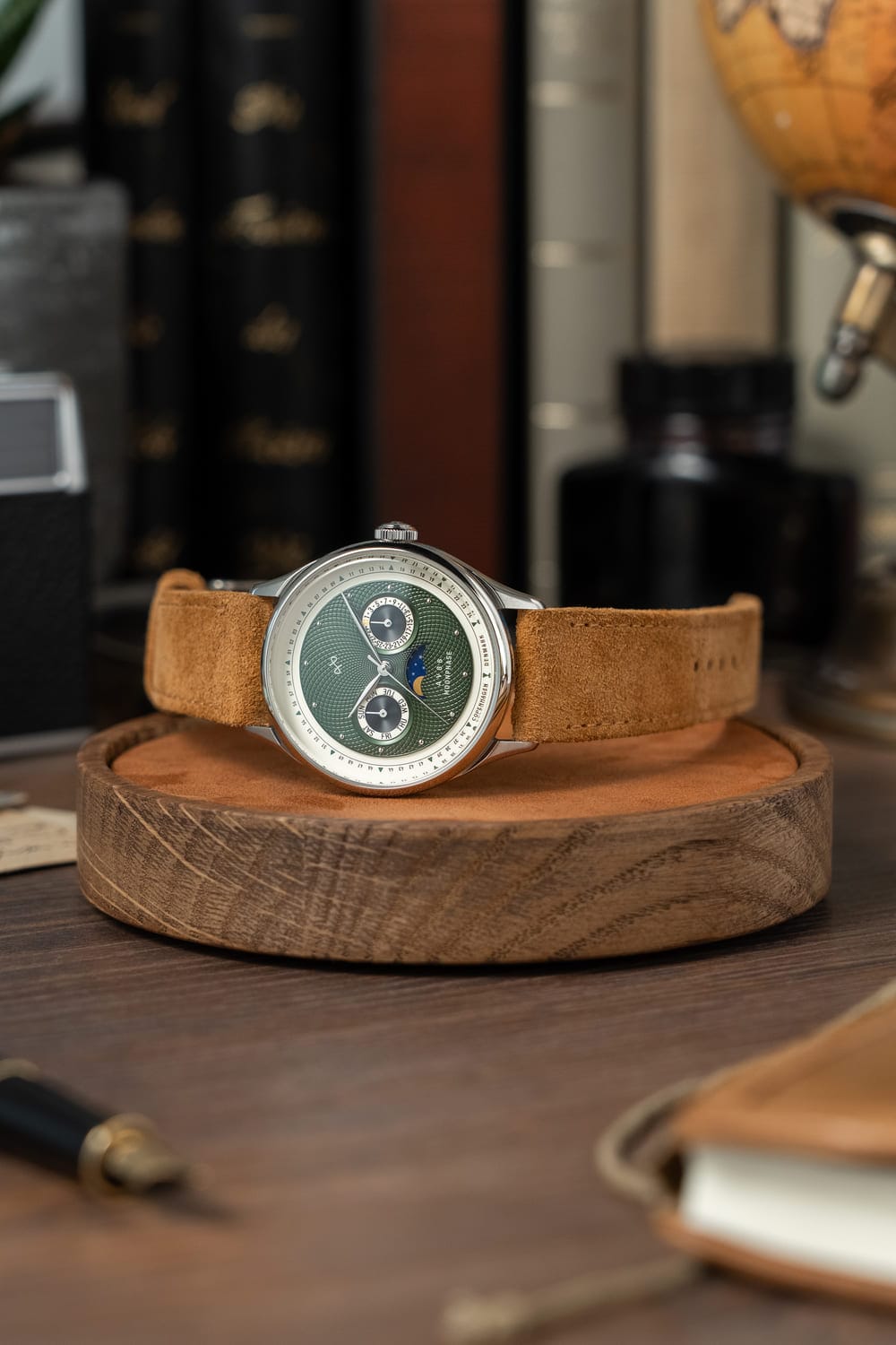 AV86製「1968 Moonphase」高級ムーンフェイズ時計。Sapphire Crystal、ヴィンテージ風の文字盤、スエードレザーストラップ付き。木製スタンドに載せてあります。