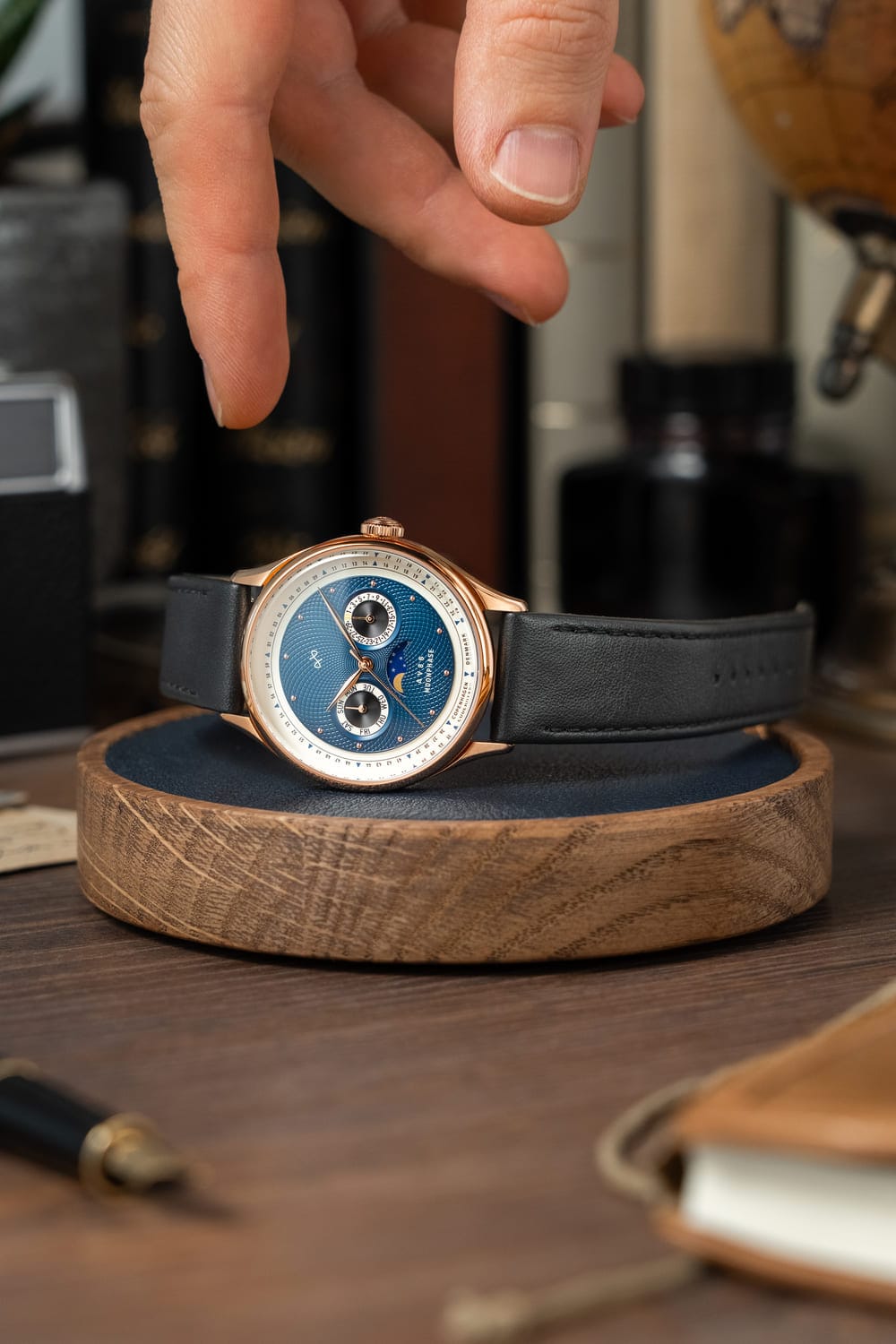 AV86製 1968 Moonphase、ローズゴールド/ダークブルー。Sapphire Crystalとブラックレザーストラップを備えた高級ムーンフェイズ時計。木製スタンド付き