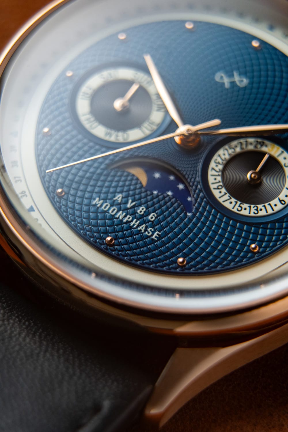 AV86製 1968 Moonphase、ローズゴールド/ダークブルー。ムーンフェイズ機能、Sapphire Crystal、テクスチャード文字盤、レザーストラップ付き