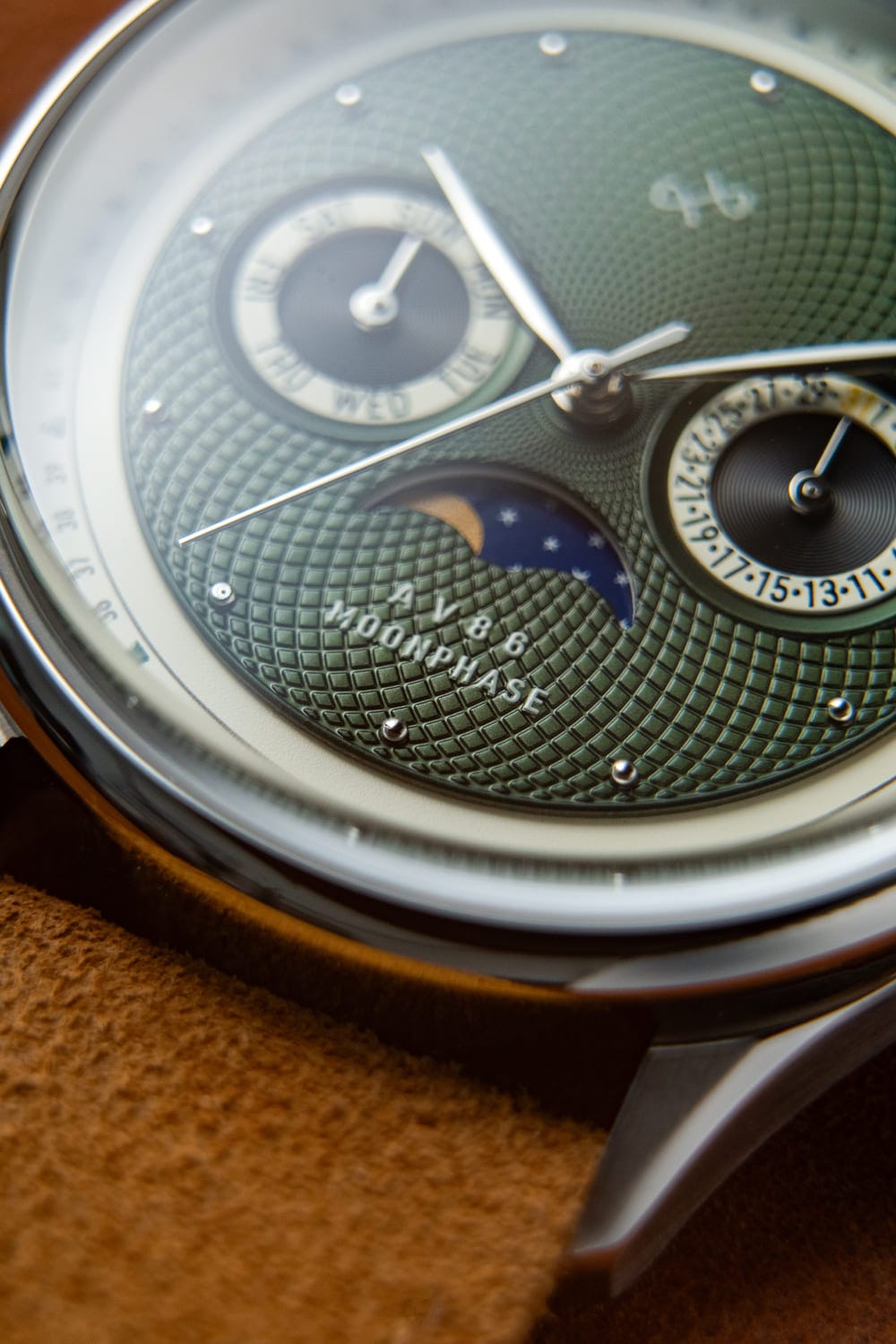 AV86製「1968 Moonphase」:テクスチャー加工の文字盤、Sapphire Crystal、ムーンフェイズ機能、日付・曜日表示のサブダイヤル、レザーストラップ