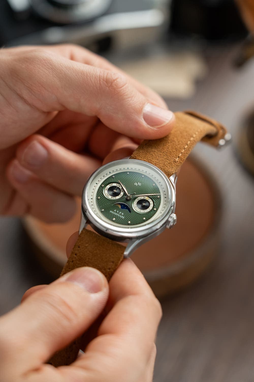 AV86製「1968 Moonphase」高級ムーンフェイズ時計。Sapphire Crystal、ヴィンテージ風のグリーン文字盤、タン色のスエードレザーストラップを採用しています。