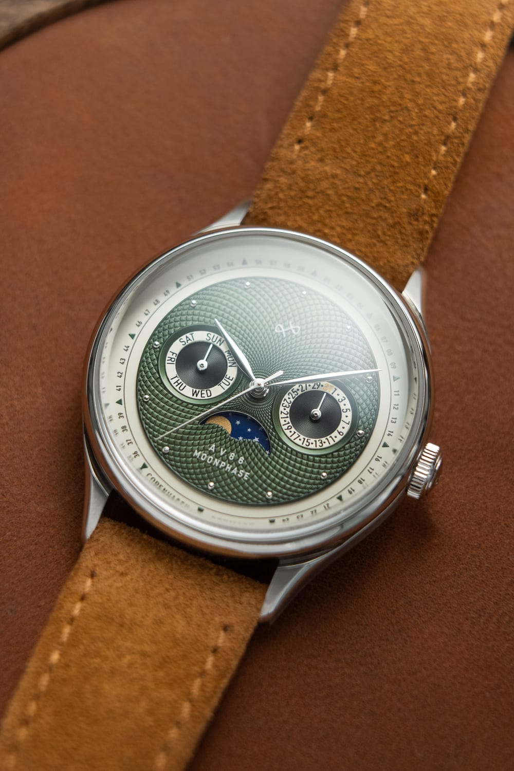 AV86の「1968 Moonphase」:ヴィンテージ風のムーンフェイズ時計。Sapphire Crystal、テクスチャード文字盤、ブラウンのスエードレザーストラップを採用しています。