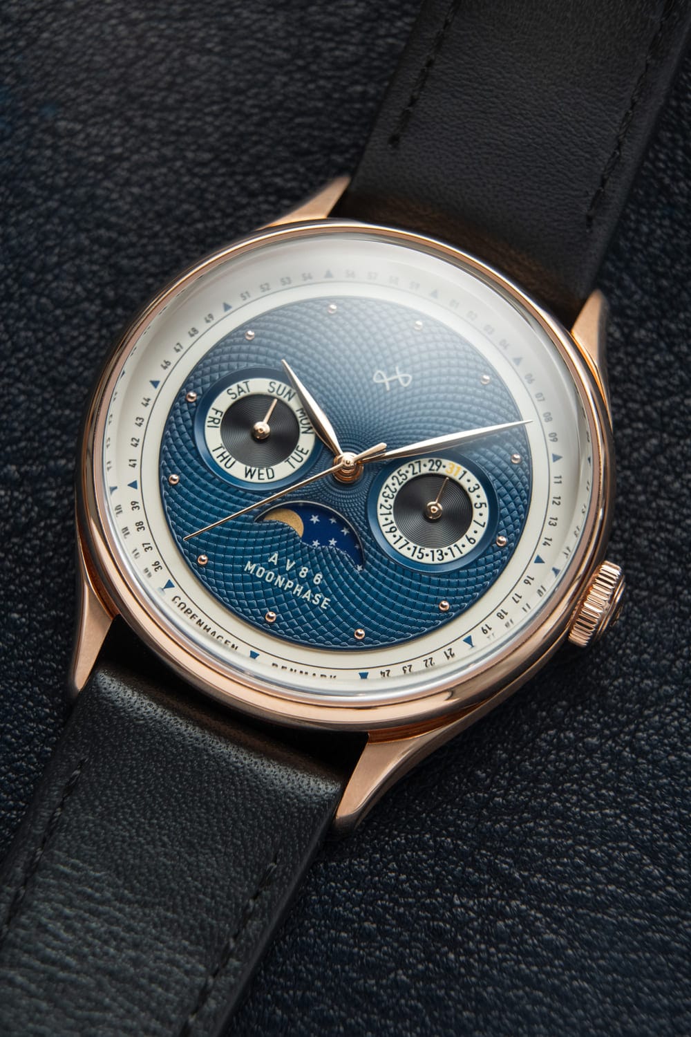 AV86製 1968 Moonphase、ローズゴールド/ダークブルー。Sapphire Crystal、ギョーシェ装飾の文字盤、ブラックレザーストラップを備えた高級Moonphase時計