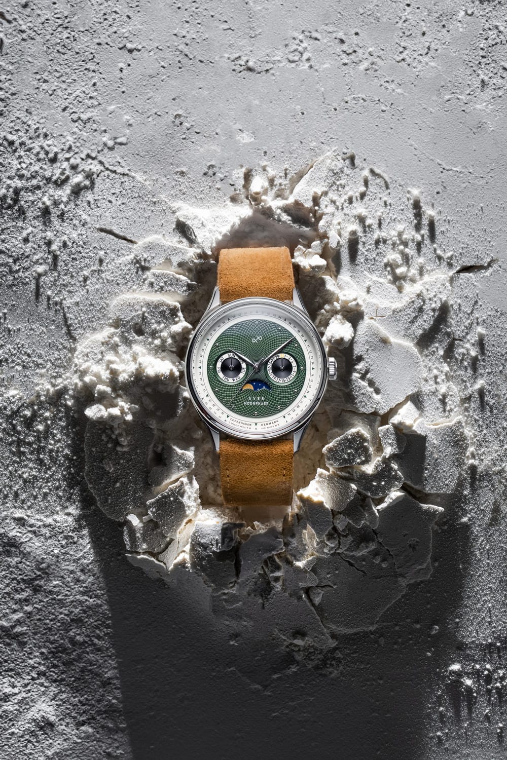 AV86製「1968 Moonphase」:ムーンフェイズ機能を搭載し、ヴィンテージ風の文字盤、Sapphire Crystal、ブラウンレザーストラップを採用しています