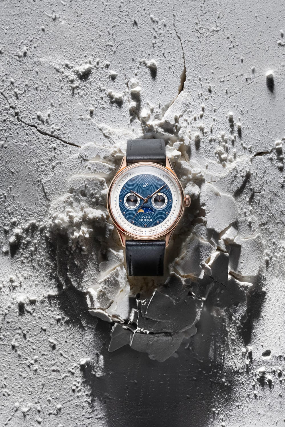 AV86製「1968 Moonphase」高級ムーンフェイズ時計。Sapphire Crystal、ブルー文字盤、ローズゴールドケース、ブラックレザーストラップを採用しています。