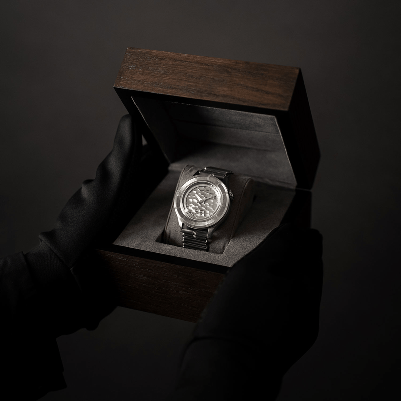 956 Marine Automatic, Seconde / Seconde von AV86 mit Zifferblatt im Vintage-Stil, Automatikwerk, Saphirglas und Metallarmband, in einer Holzbox