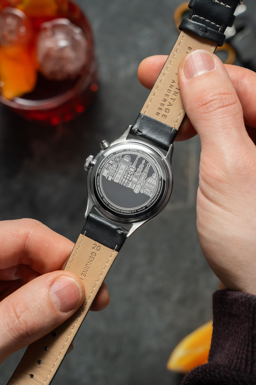 Chronodate Automatique 1564 d'AV86, avec fond de boîtier gravé, mouvement automatique d'inspiration vintage et bracelet en cuir noir