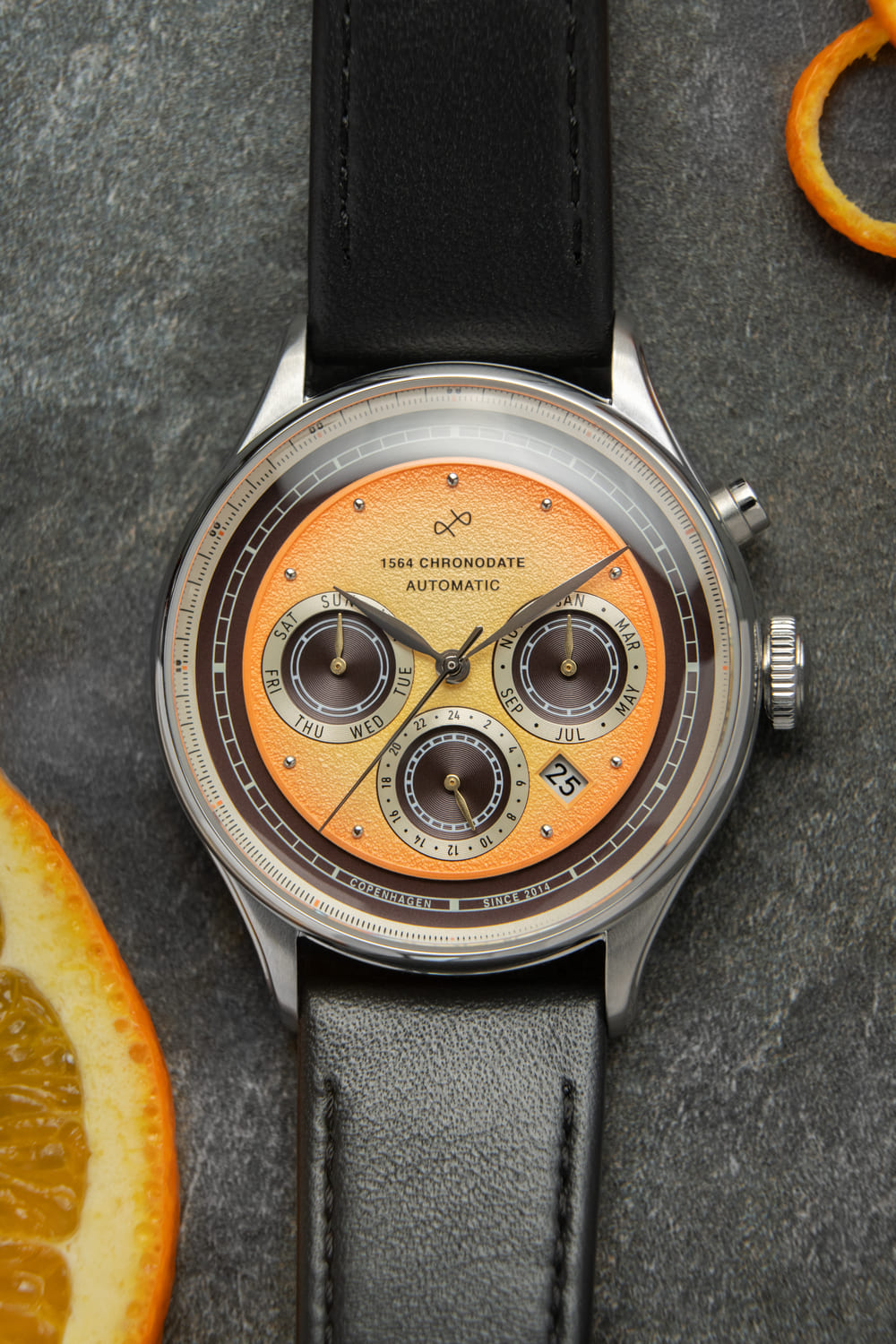 1564 Chronodate Automatic par AV86 : montre automatique d'inspiration vintage dotée d'un verre saphir, d'un cadran chronographe et d'un bracelet en cuir noir