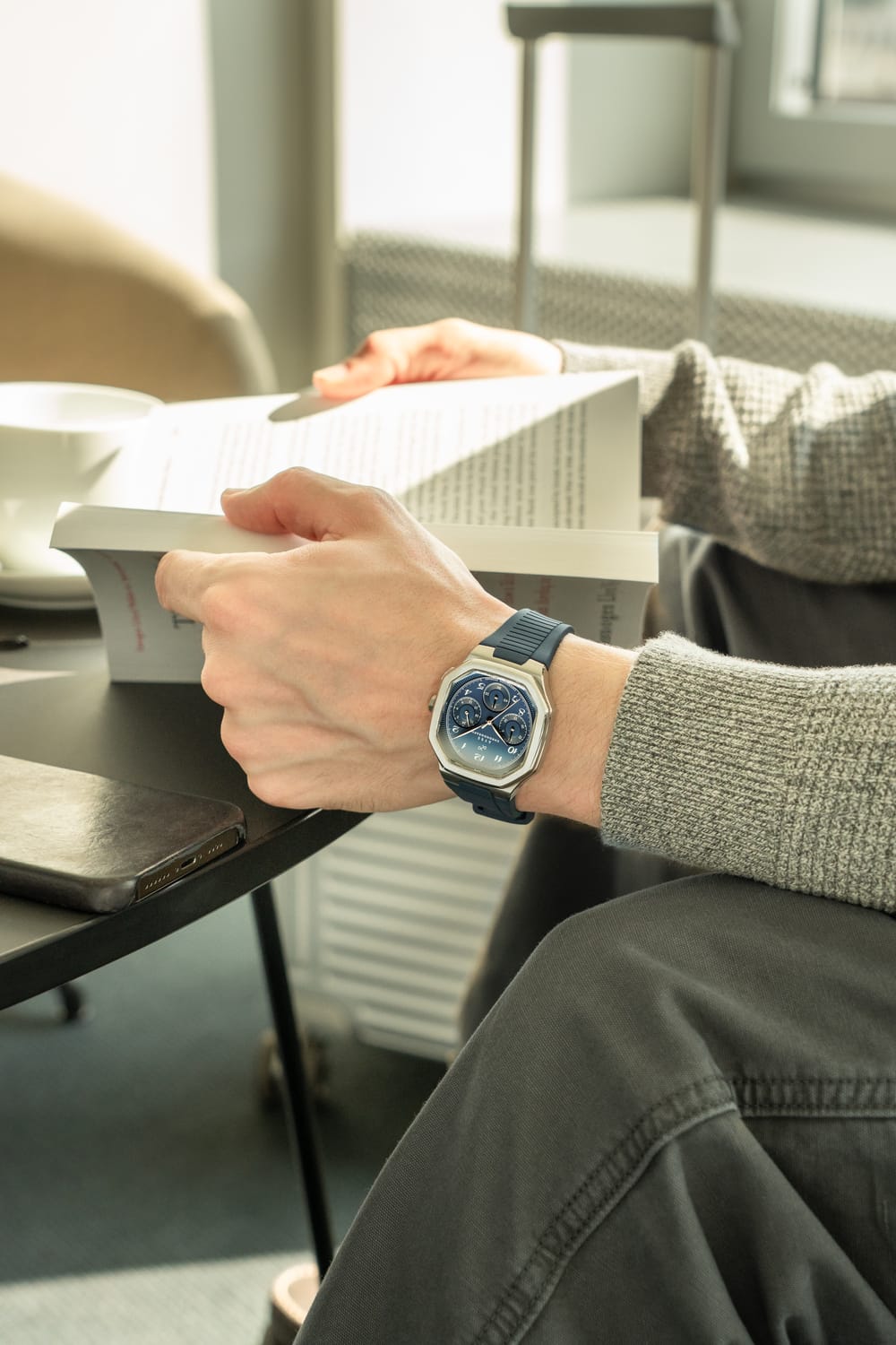 AV86製 1904 Chronograph。角張ったケース、ブルーの文字盤、クロノグラフ機能、Sapphire Crystal、ブルーのラバーストラップを備えています。