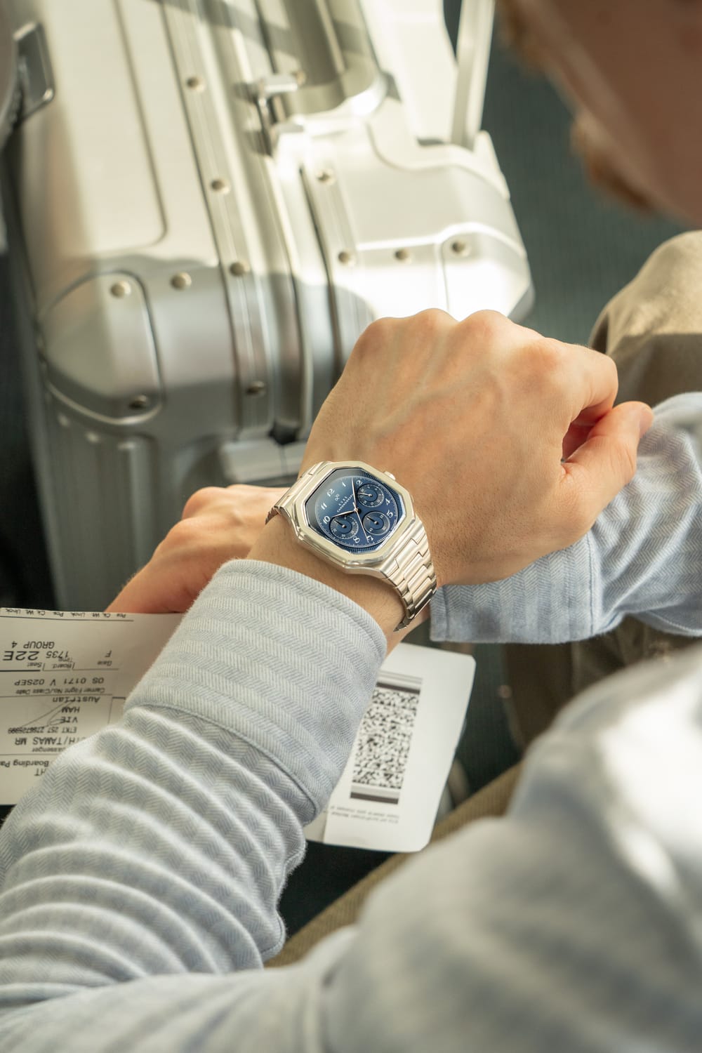 AV86製の1904 Chronograph。角張ったケース、Sapphire Crystal、ブルーの文字盤、クロノグラフ機能、旅行中に着用されたスチール製ブレスレット付きです