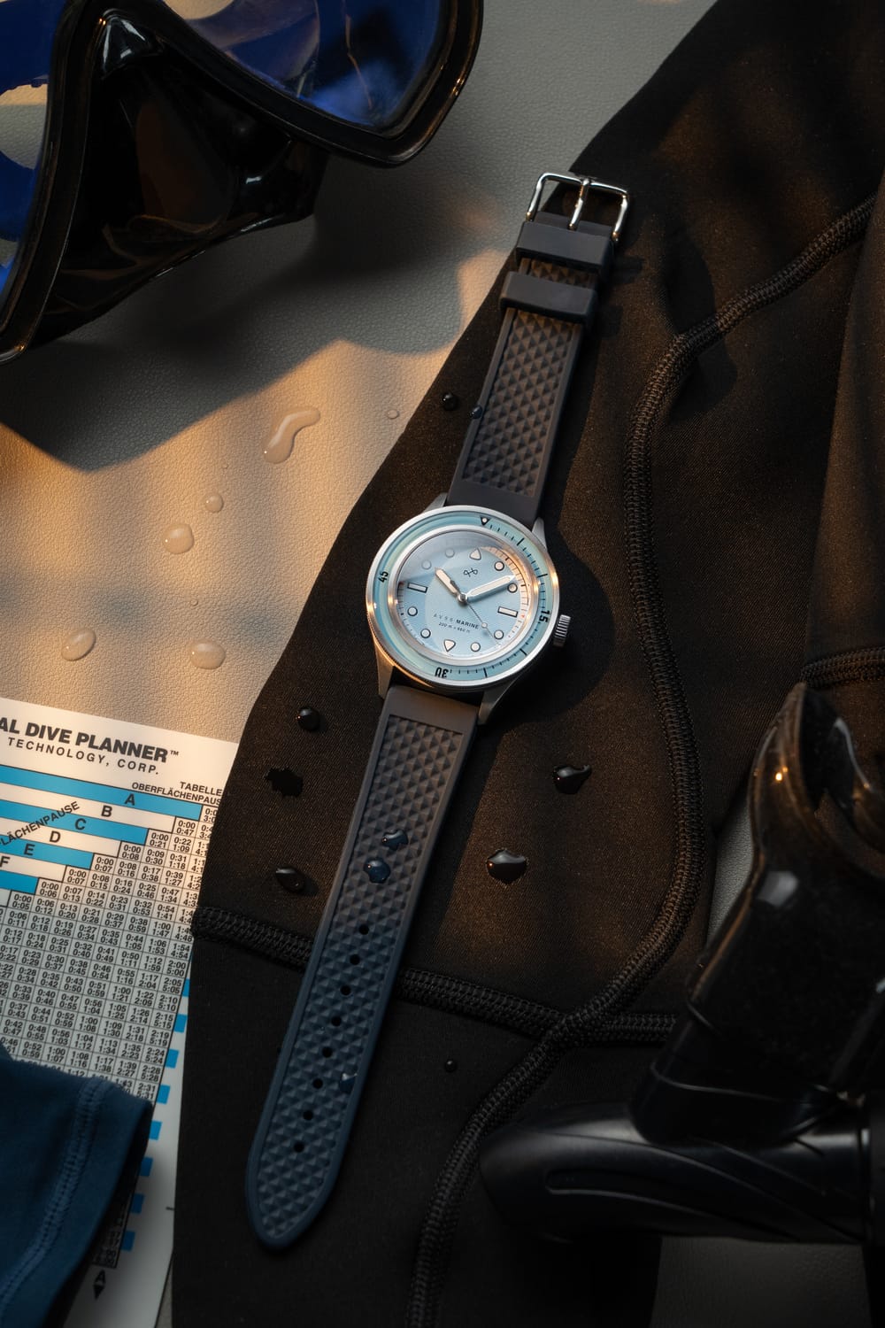 Montre de plongée de luxe « Marine » 1956 par AV86, dotée d'un verre saphir, d'un cadran d'inspiration vintage, d'une lunette tournante et d'un bracelet en caoutchouc texturé