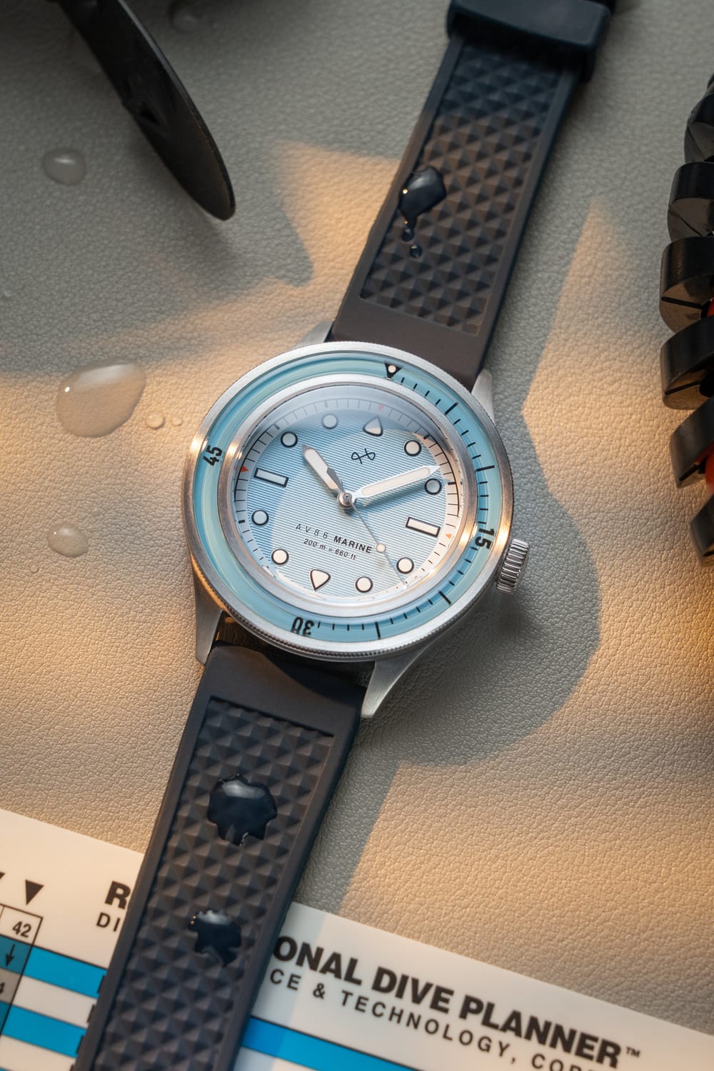 Montre de plongée « Marine » de 1956 par AV86, d'inspiration vintage, avec verre saphir, lunette boussole et bracelet en caoutchouc texturé