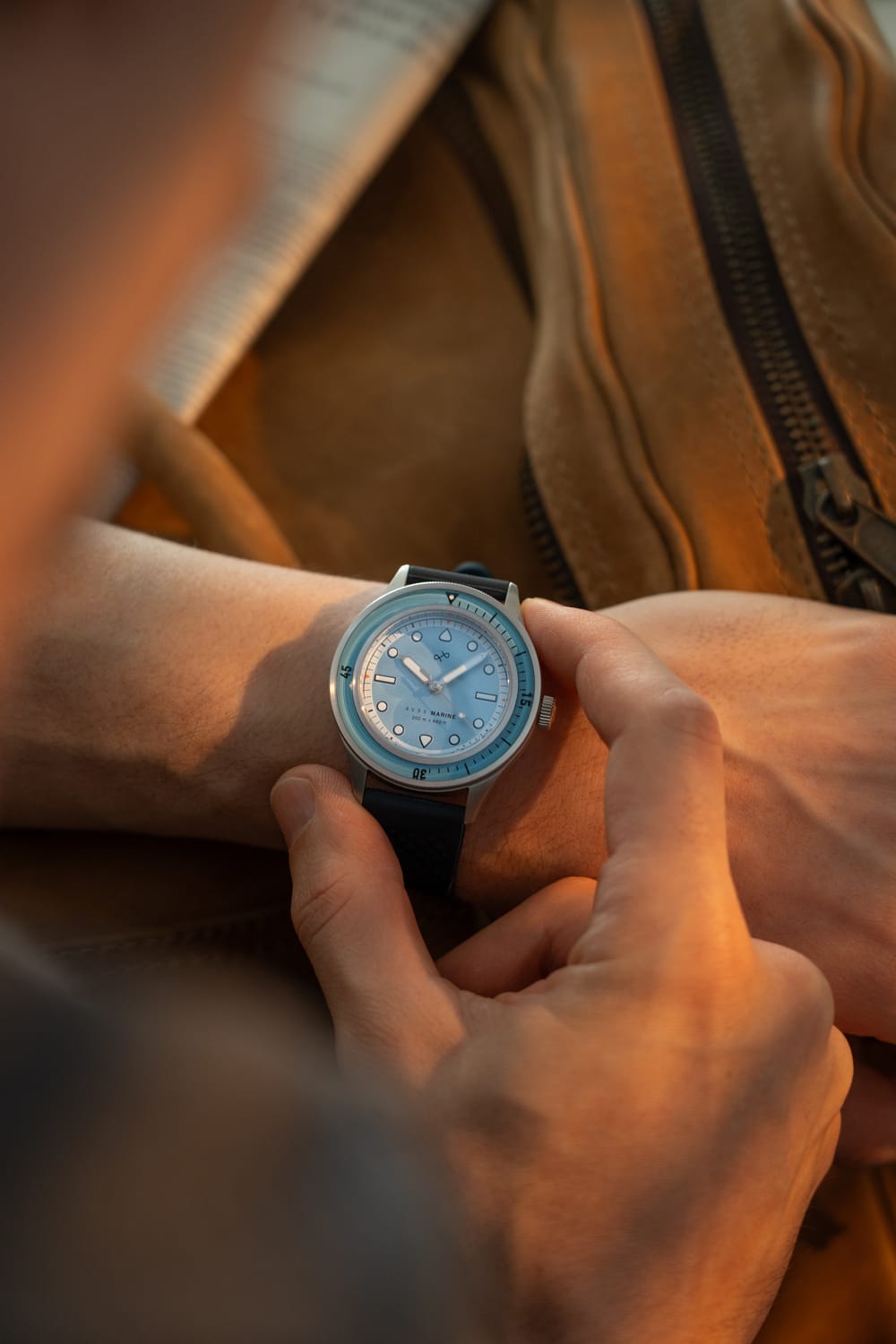 Montre de plongée de luxe « Marine » de 1956 par AV86, dotée d'un cadran d'inspiration vintage, d'une lunette tournante, d'un verre saphir et d'un bracelet en cuir noir