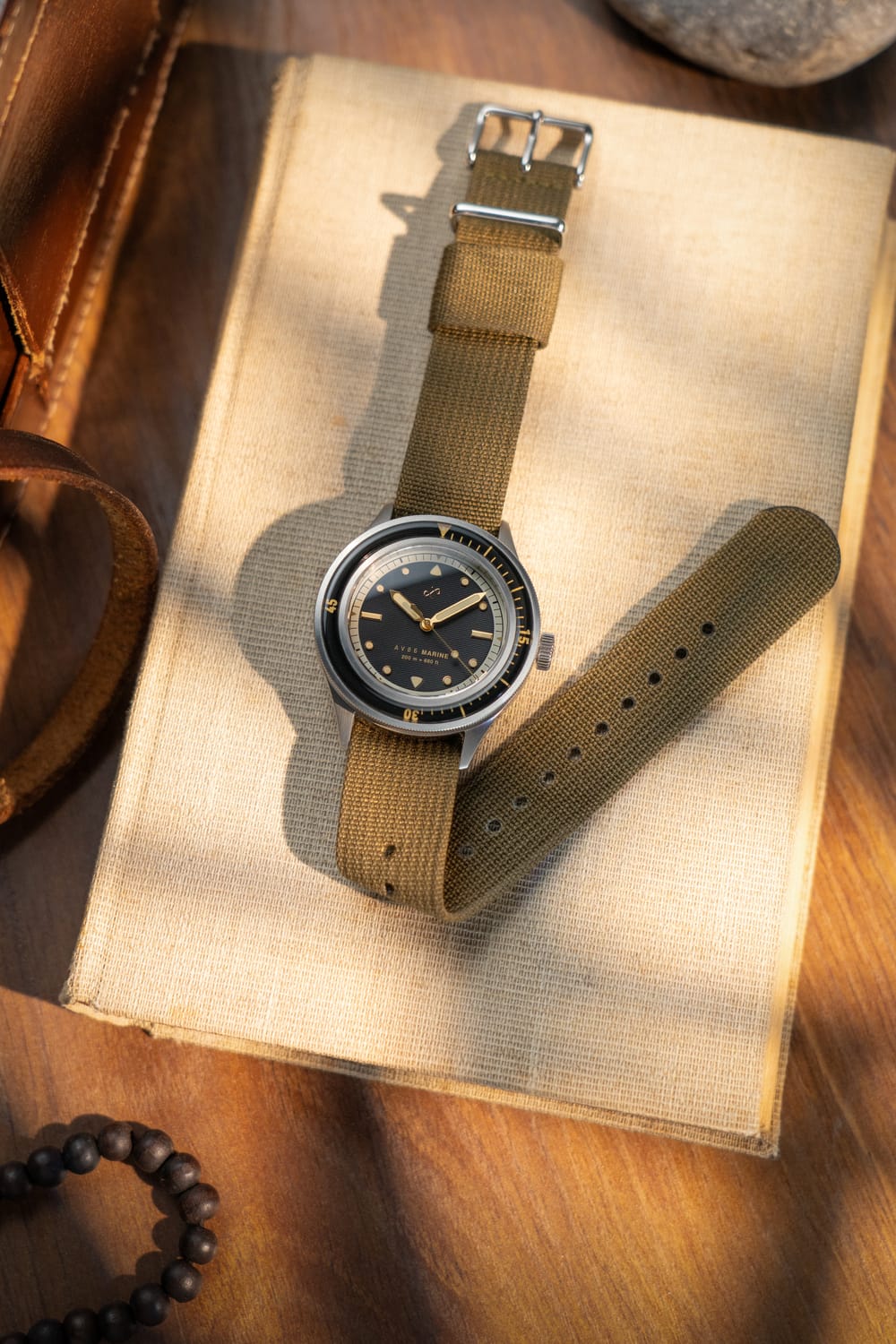 1956 Marine von AV86: Vintage-inspirierte Taucheruhr mit Saphirglas, Kompass-Lünette und strapazierfähigem Stoffarmband in Buchbindung