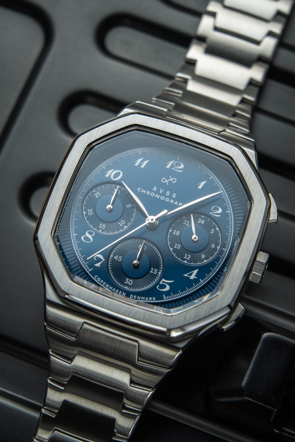 AV86製1904 Chronograph。角張ったケース、Sapphire Crystal、クロノグラフのサブダイヤル、ブラッシュ仕上げのメタルブレスレットを備えています