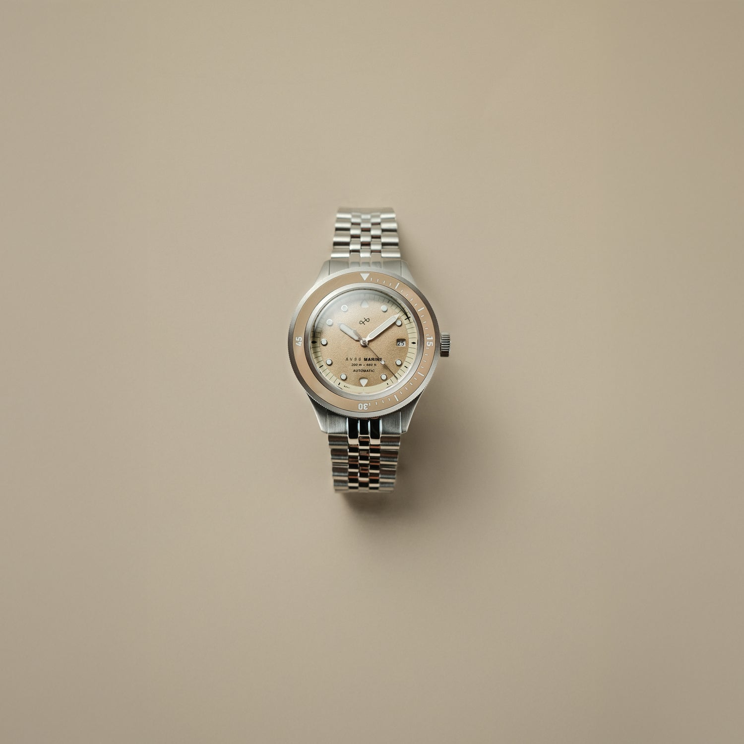 AV86製「1956 Marine Automatic、スチール/サンド」は、スチール製ブレスレットとサンドカラーの文字盤を備えた、デンマークデザインスタイルのヴィンテージ風時計です