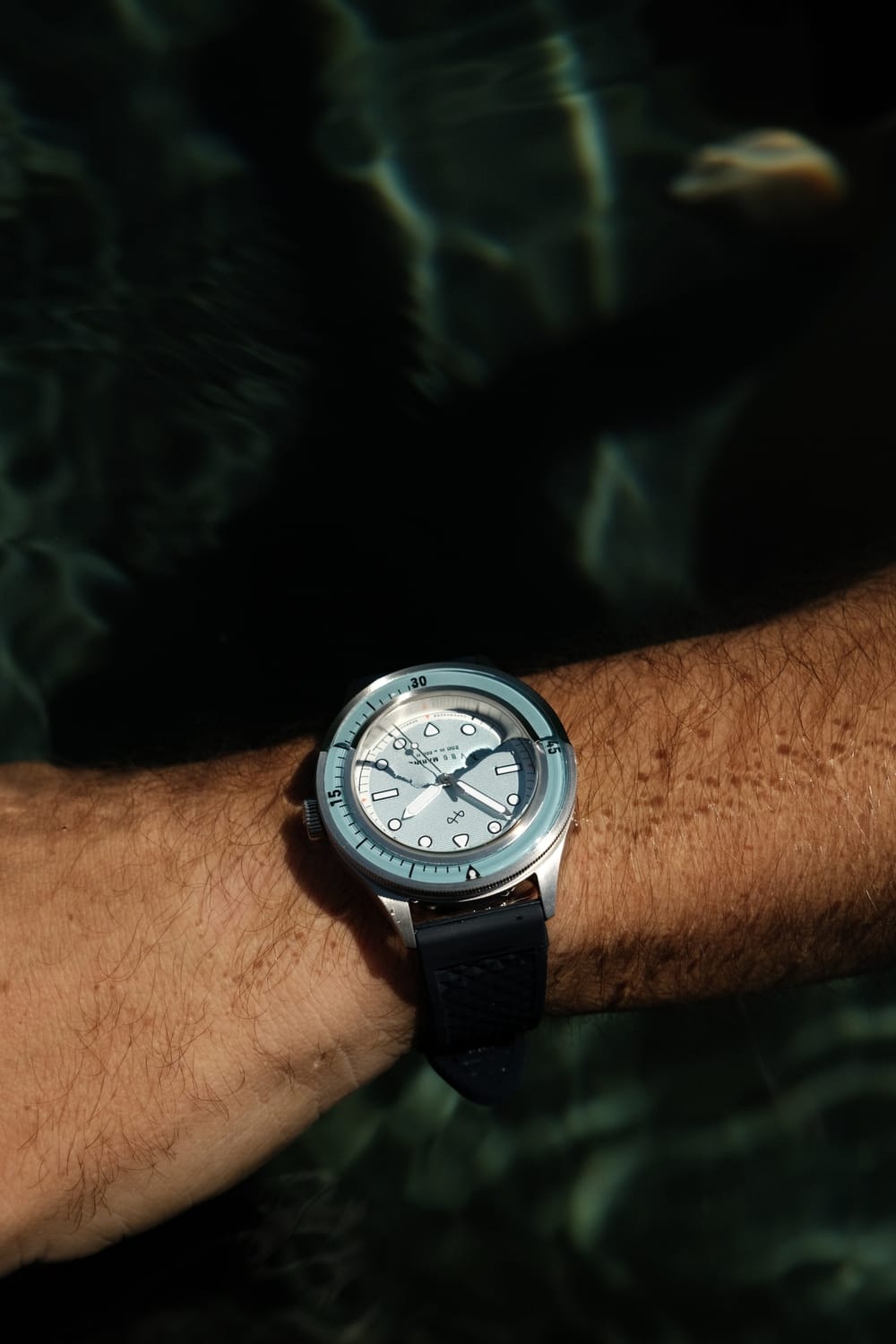 Modèle « Marine » de 1956 par AV86 : montre de plongée d'inspiration vintage dotée d'un verre saphir, d'une lunette avec boussole et d'un bracelet en caoutchouc texturé