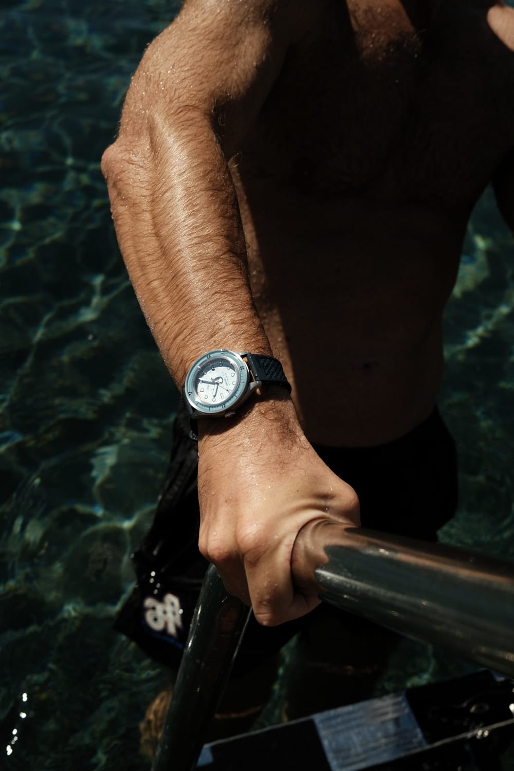 Montre de plongée « Marine » de 1956 par AV86, dotée d'un cadran d'inspiration vintage, d'un verre saphir, d'une lunette avec boussole et d'un bracelet en caoutchouc texturé