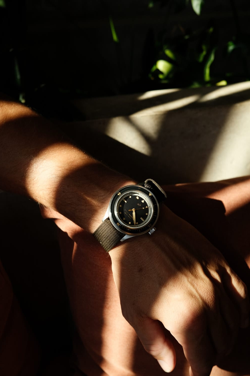 1956 Marine von AV86 – eine im Vintage-Stil gehaltene Taucheruhr mit Kompass-Lünette, gewölbtem Saphirglas und strukturiertem Stoff-Armband am Handgelenk