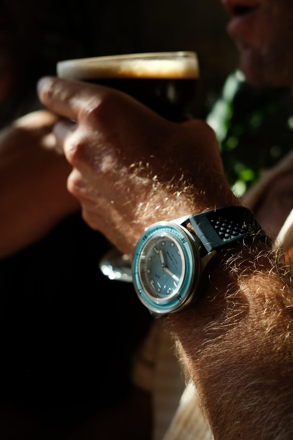 Modèle « Marine » de 1956 par AV86 : montre de plongée d'inspiration vintage dotée d'un verre saphir, d'une lunette avec boussole et d'un bracelet en caoutchouc texturé, dans un style décontracté