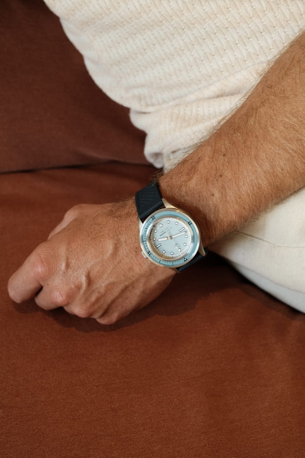 Montre de plongée de luxe « 1956 Marine » par AV86, dotée d'un verre saphir, d'une lunette avec boussole et d'un bracelet en caoutchouc texturé noir, portée au poignet dans un cadre de vie quotidien