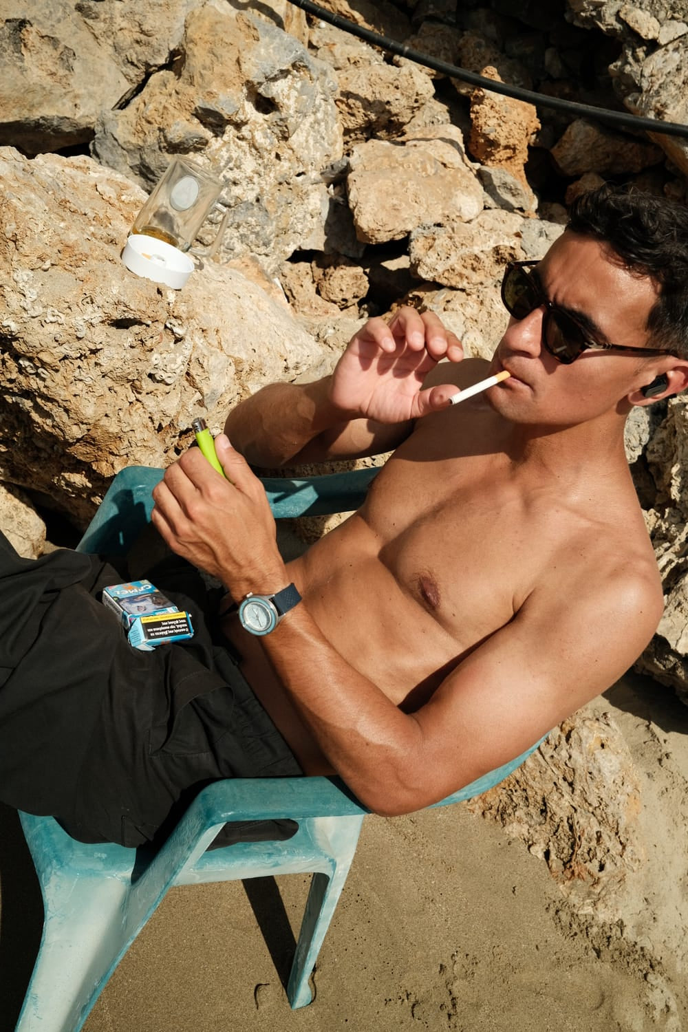 Montre de plongée d'inspiration vintage « 1956 Marine » par AV86, dotée d'un verre saphir, d'une lunette avec boussole et d'un bracelet en caoutchouc, dans un cadre décontracté en plein air