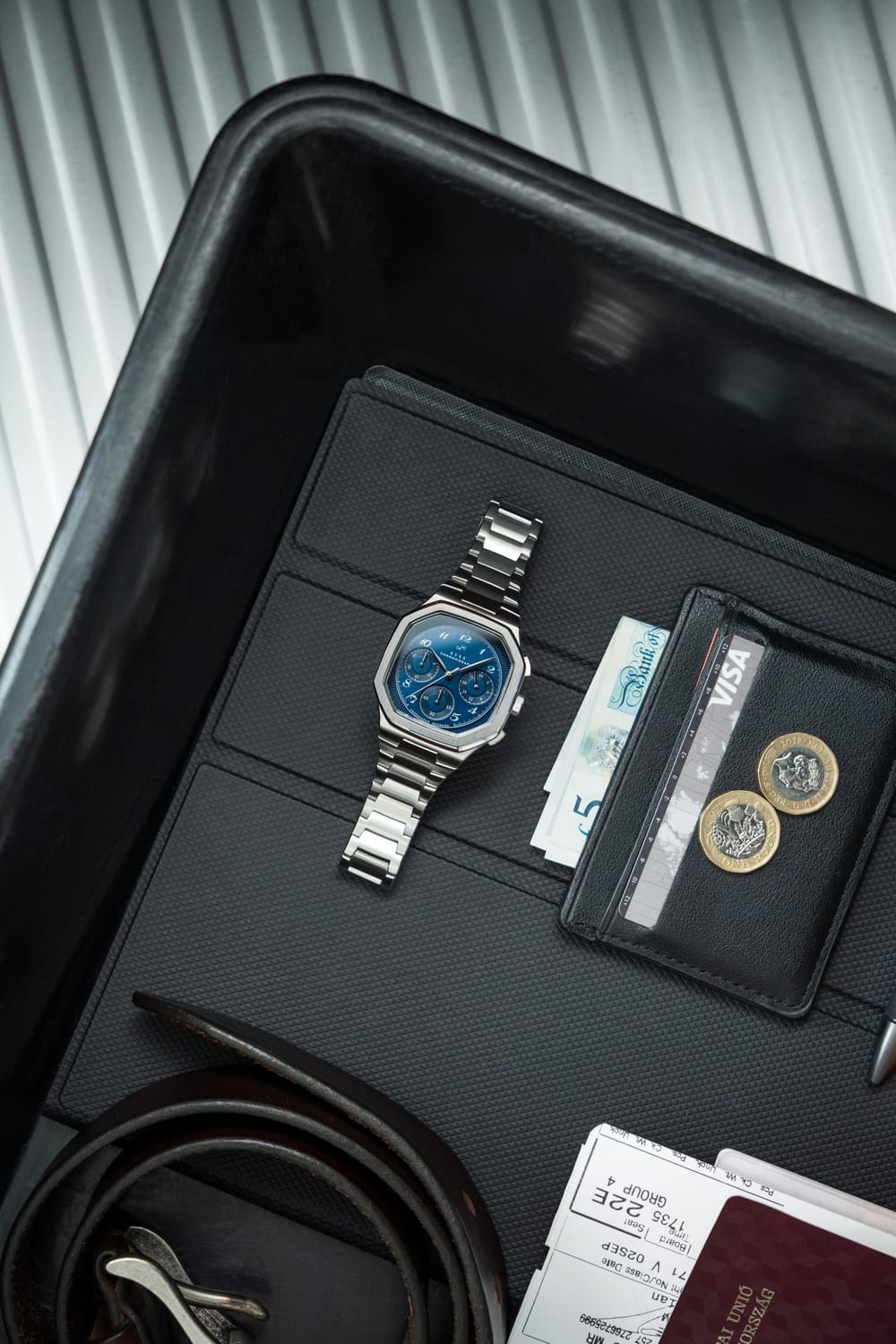 AV86製の1904 Chronograph。角張ったケース、サファイアクリスタル、クロノグラフ文字盤、そして洗練されたトレイセッティングのポリッシュ仕上げメタルブレスレットを備えています。