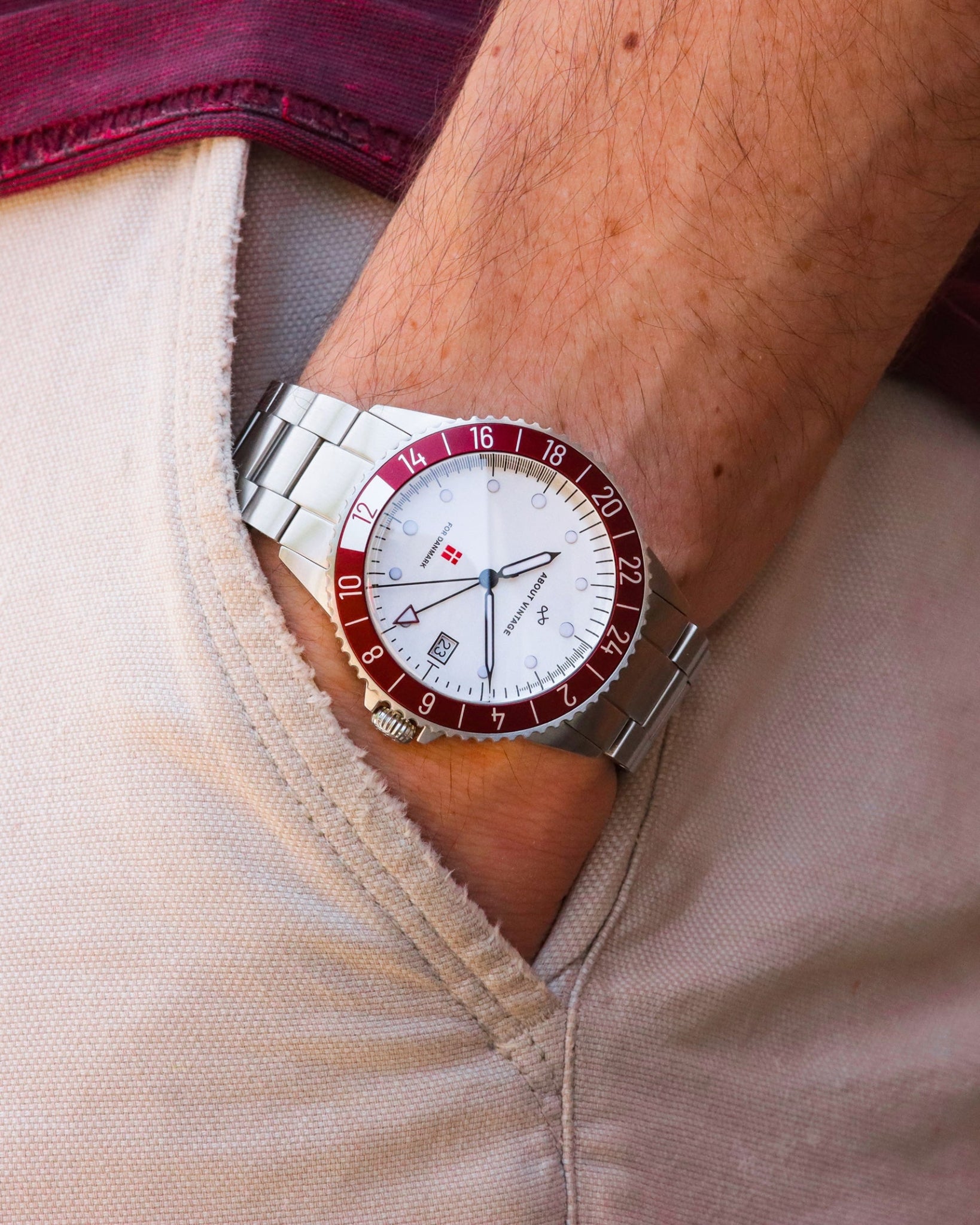 Danmark Det Officielle Landsholdsur, 1889 / DBU – 41mm by AV86 with vintage-inspired dial, sapphire crystal, GMT bezel, and steel bracelet strap