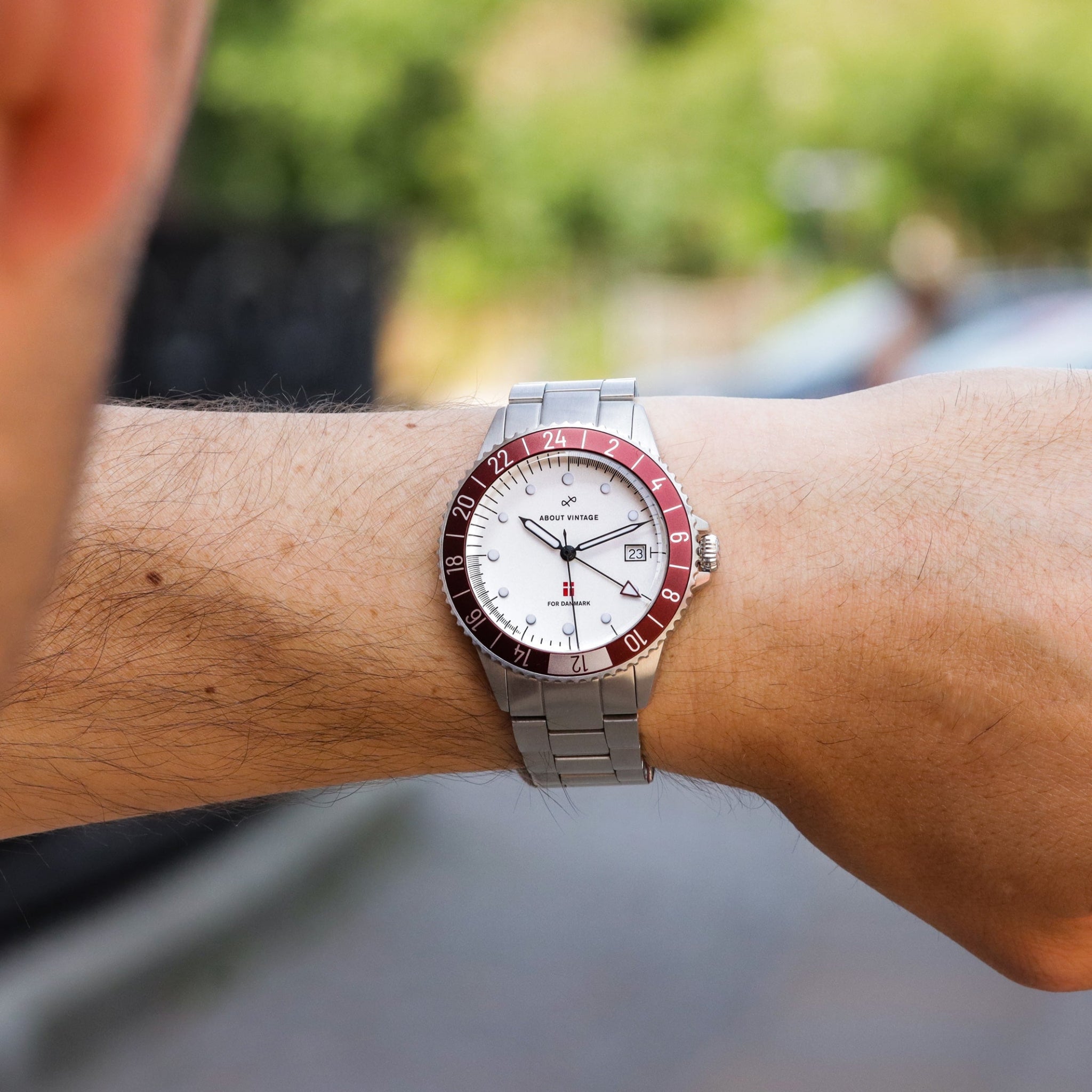 Danmark Det Officielle Landsholdsur, 1889 / DBU – 41mm by AV86 vintage-inspired GMT watch with sapphire crystal and stainless steel bracelet strap