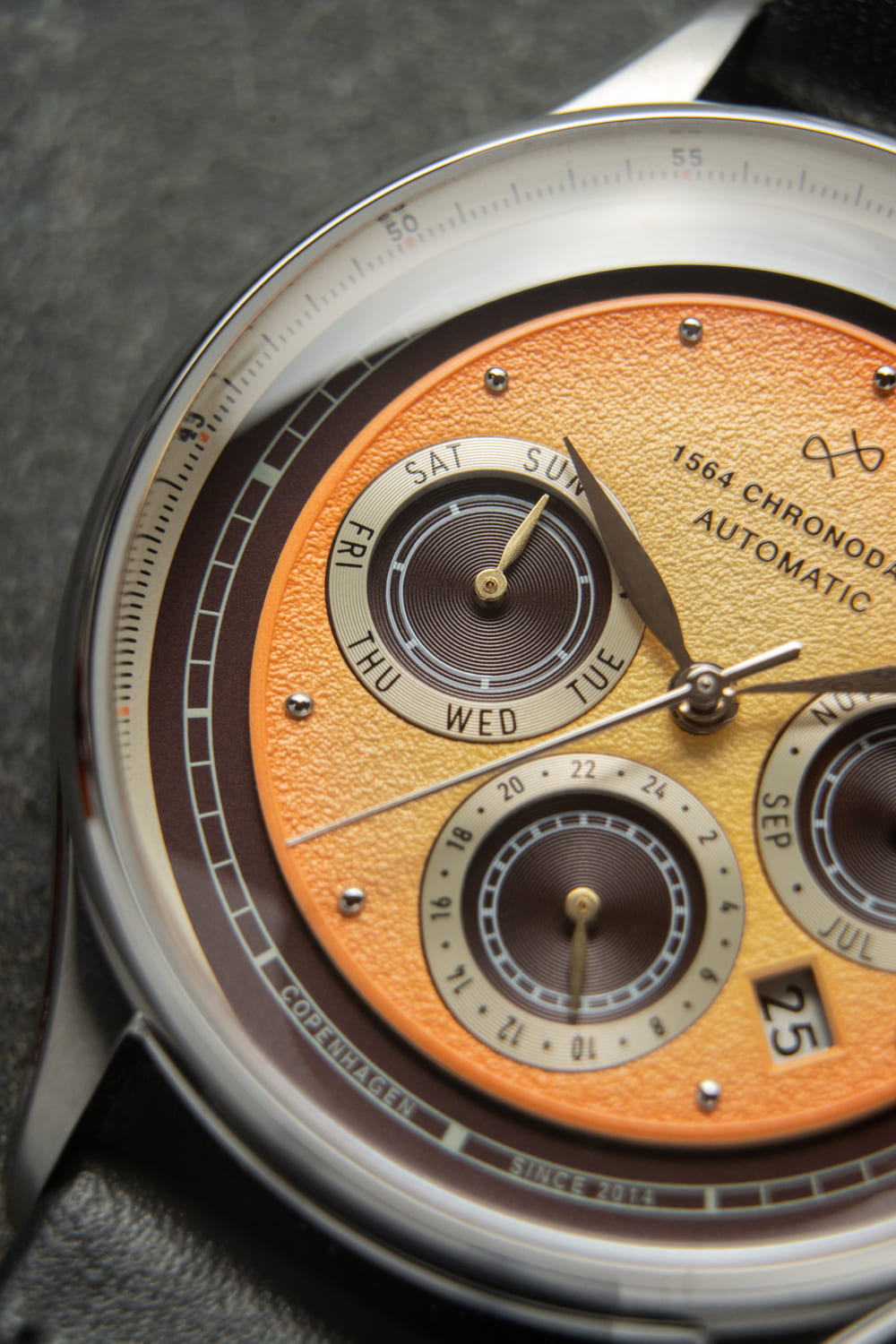 1564 Chronodate Automatic par AV86 : montre automatique de luxe d'inspiration vintage, dotée d'un verre saphir et d'un bracelet en cuir noir