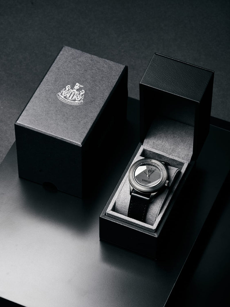 Official Carabao Cup Winners 24/25 Edition, Newcastle United / Memorabilia Watch by AV86, quartz watch in a black presentation box with leather strap