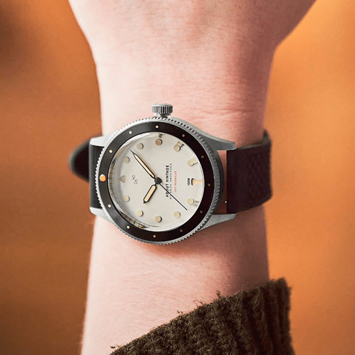 1971 Stagediver, 블랙 – AV86의 빈티지 스타일 다이버 워치(36mm), Sapphire Crystal, 나침반 베젤, 질감이 살아있는 러버 스트랩